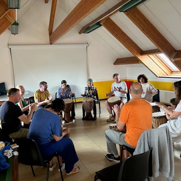 photo d'un groupe d'adultes faisant du djambé