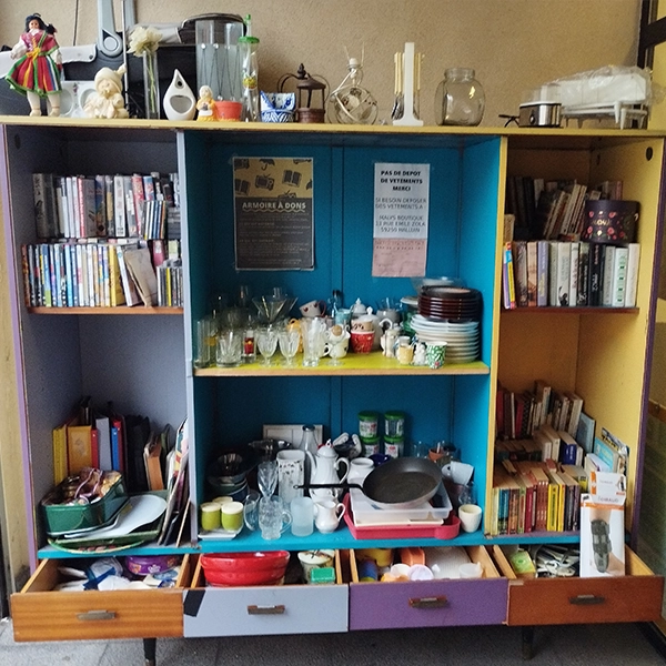 une armoire à dons pour tous : donnez, prenez au centre social l'Essentiel d'Halluin