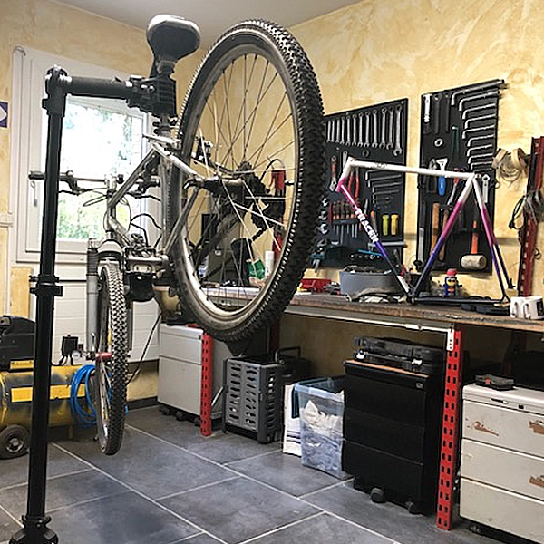 l'atelier de réparation de vélo au centre social l'Essentiel d'Halluin