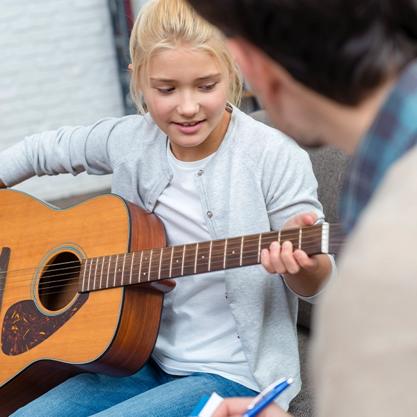 cours de guitare au centre social l'Essentiel