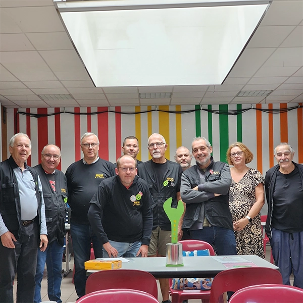 des bénévoles du repair café au centre social l'Essentiel d'Halluin